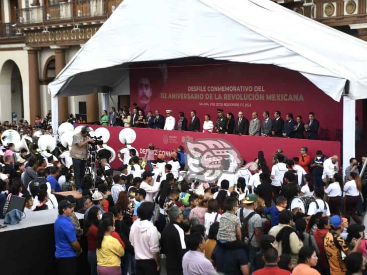 Reclaman maestros aumento salarial a Gobernador durante desfile en Xalapa (+Video)