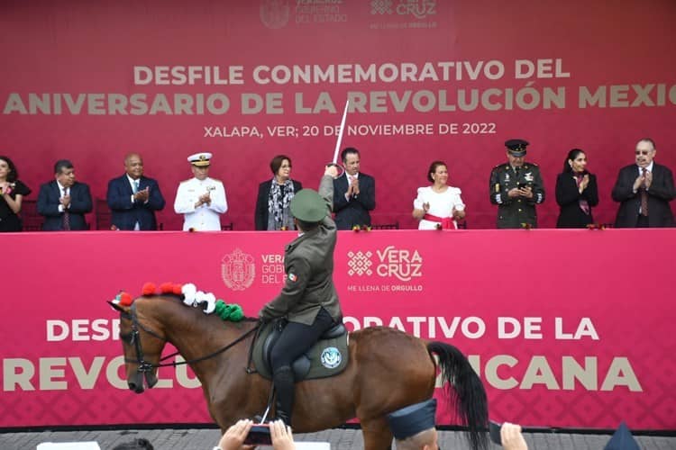 Reclaman maestros aumento salarial a Gobernador durante desfile en Xalapa (+Video)