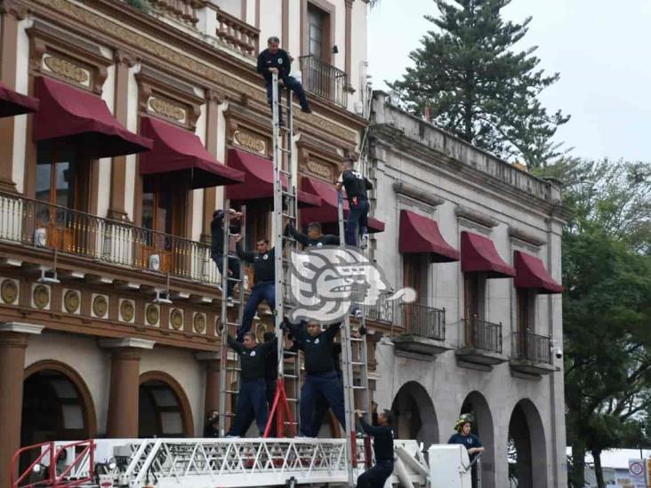 Reclaman maestros aumento salarial a Gobernador durante desfile en Xalapa (+Video)