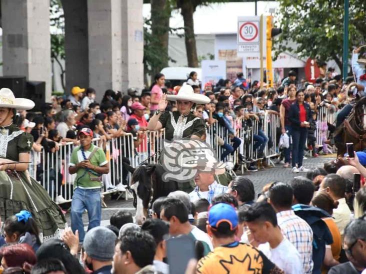 Reclaman maestros aumento salarial a Gobernador durante desfile en Xalapa (+Video)