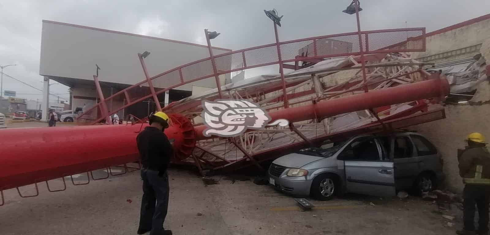 Cae espectacular de Soriana Mercado encima de dos carros, en el sur de Veracruz