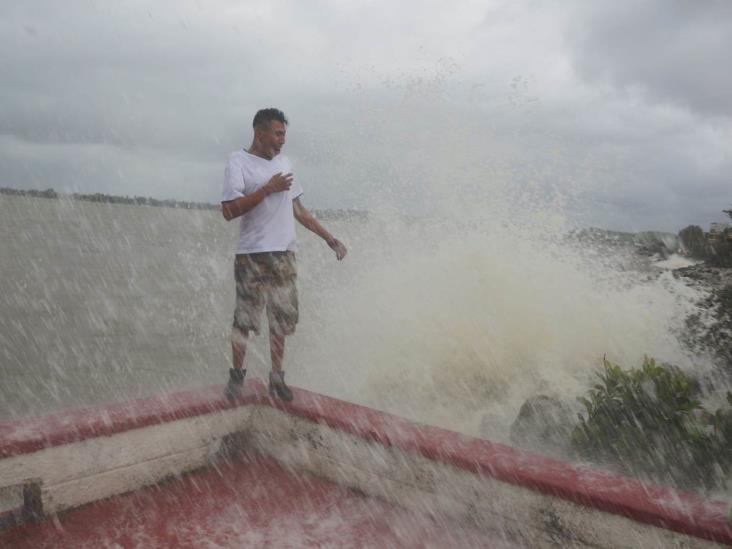 Con todo y norte pasean en las Escolleras de Coatzacoalcos