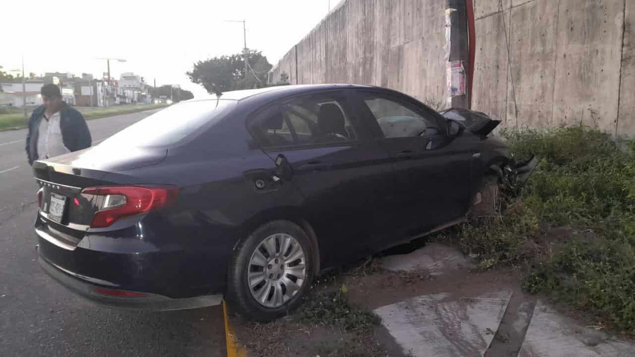 Choca contra poste de luz en la Riviera Veracruzana