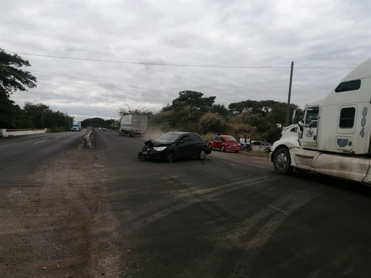 Le pegan por alcance y queda atravesado en Actopan; responsable se dio a la fuga