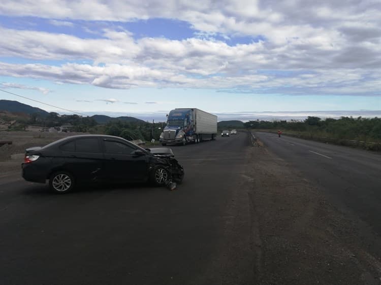 Le pegan por alcance y queda atravesado en Actopan; responsable se dio a la fuga