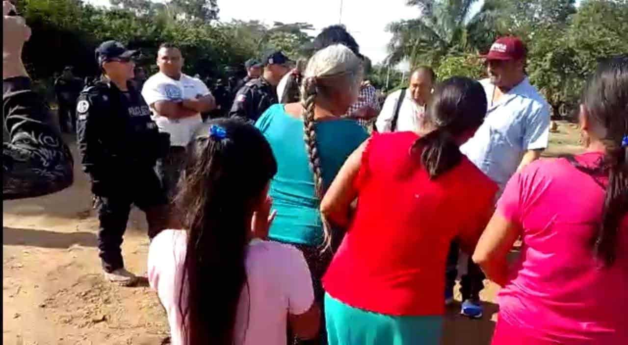 Policías de Hueyapan agreden a mujeres y niños por órdenes de alcalde (+Video) 