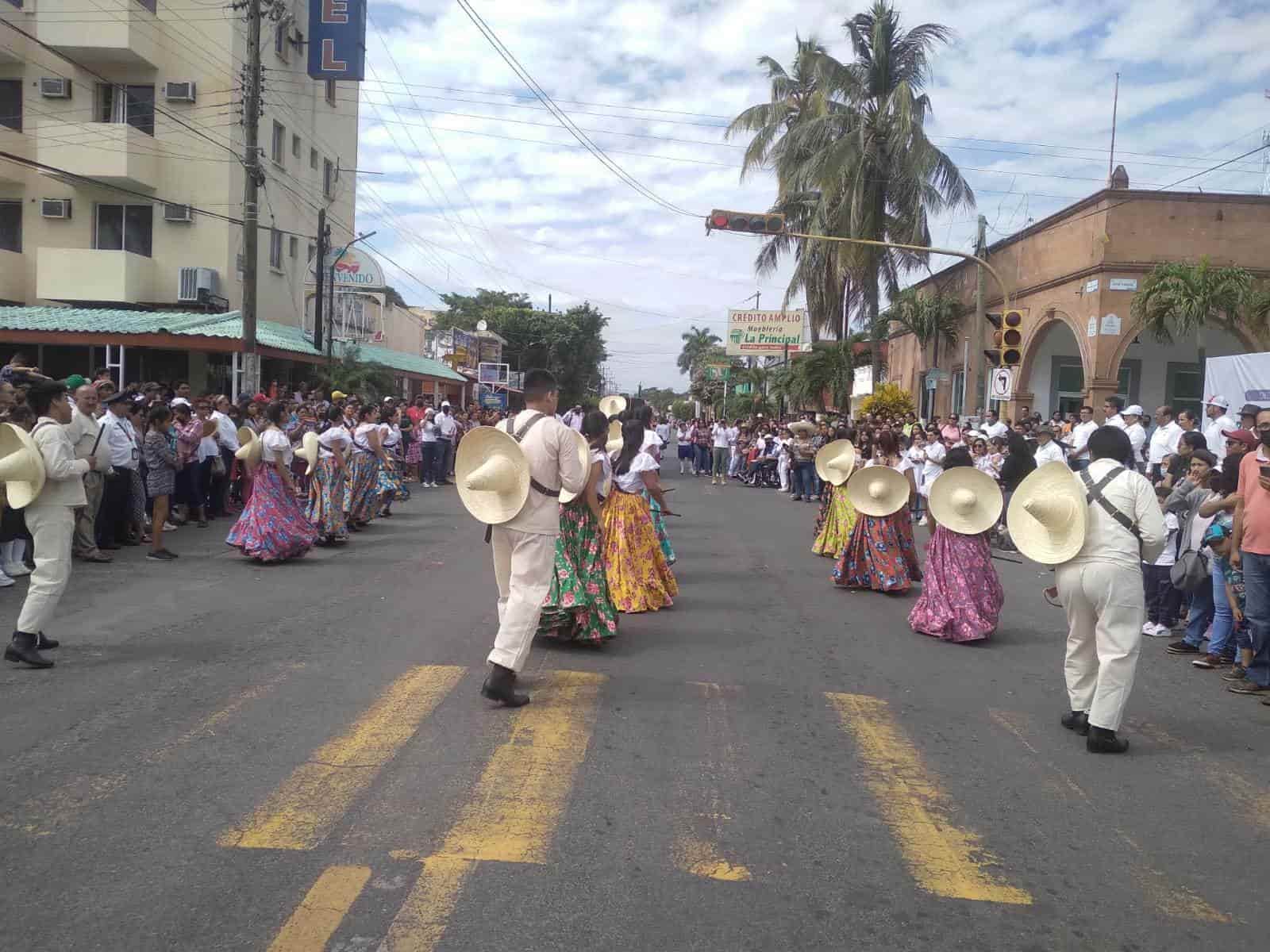 Realizan desfile en conmemoración a la Revolución Mexicana en Cardel