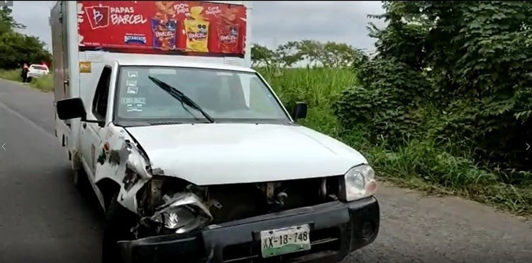 Camioneta repartidora choca con otra unidad en Tierra Blanca