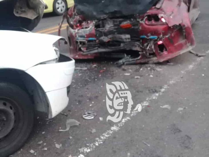 Impactan de frente dos autos en poblado de Perote; hay un lesionado