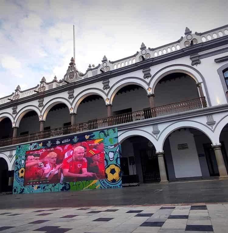 Colocan pantalla gigante para ver el primer partido de México en Qatar 2022 en el Zócalo de Veracruz