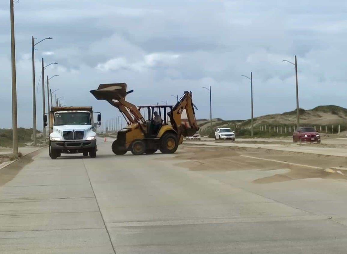 Realizan limpieza en malecón por acumulación de arena en el malecón