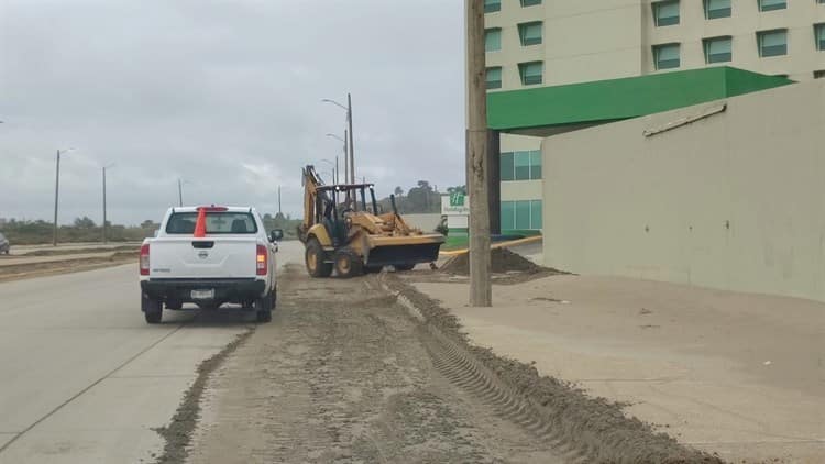 Realizan limpieza en malecón por acumulación de arena en el malecón