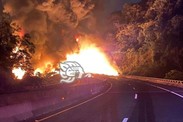 Fuerte movilización tras explosión de pipa en libramiento de Xalapa