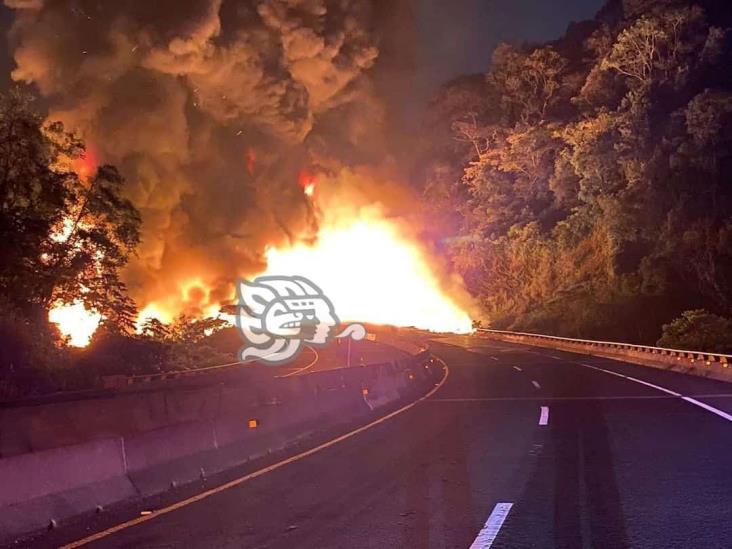 Fuerte movilización tras explosión de pipa en libramiento de Xalapa