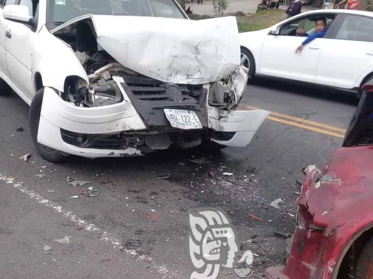 Impactan de frente dos autos en poblado de Perote; hay un lesionado