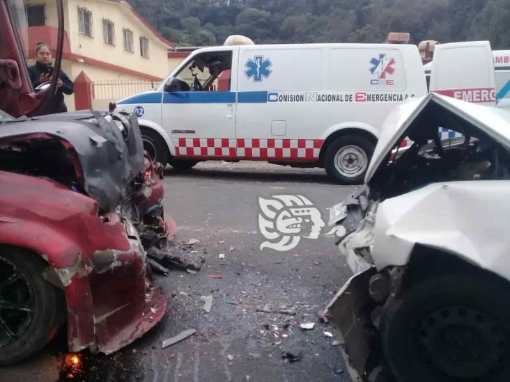 Impactan de frente dos autos en poblado de Perote; hay un lesionado