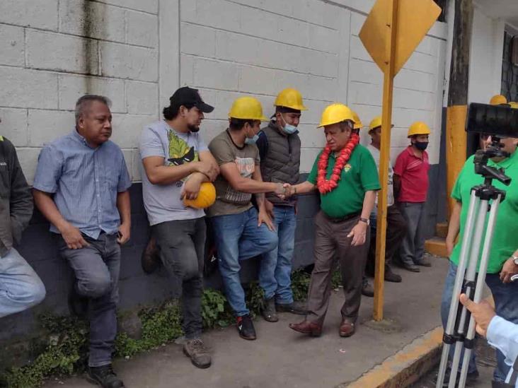 Anda en campaña; recorre Lorenzo Pale Mendoza ingenio El Carmen en Ixtaczoquitlán