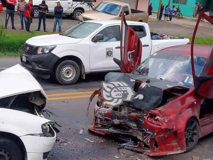 Impactan de frente dos autos en poblado de Perote; hay un lesionado