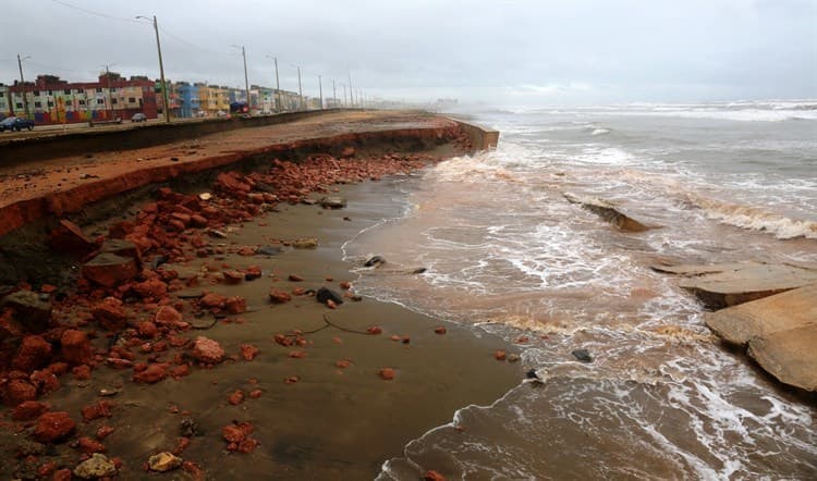 Mar recupera terreno y destruye terrazas en Coatzacoalcos (+Video)