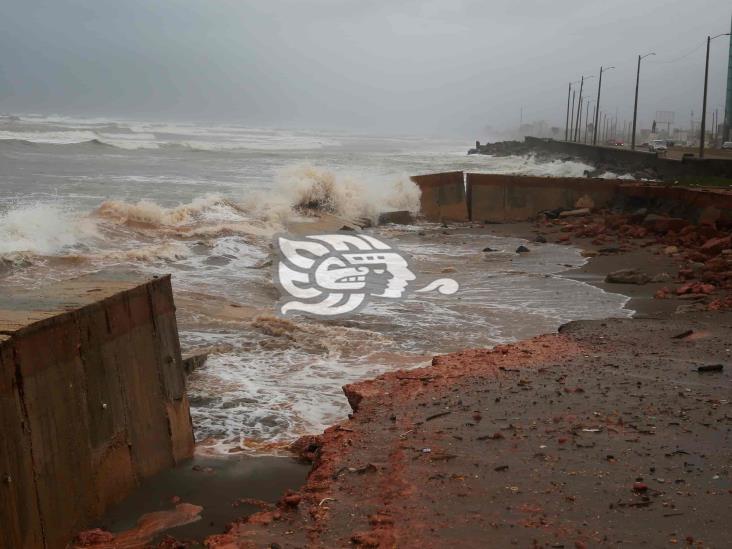 Mar recupera terreno y destruye terrazas en Coatzacoalcos (+Video)