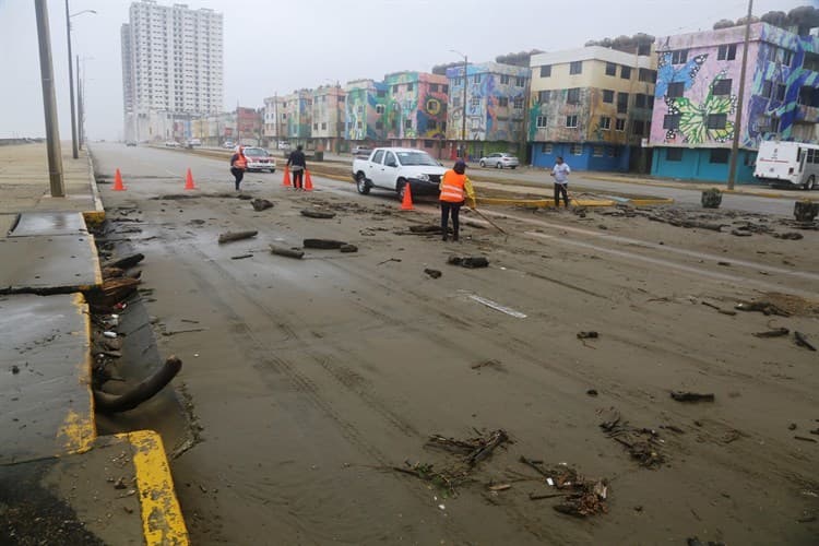 Palotada, basura y arena invaden el Malecón de Coatzacoalcos