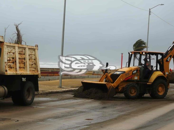 Palotada, basura y arena invaden el Malecón de Coatzacoalcos