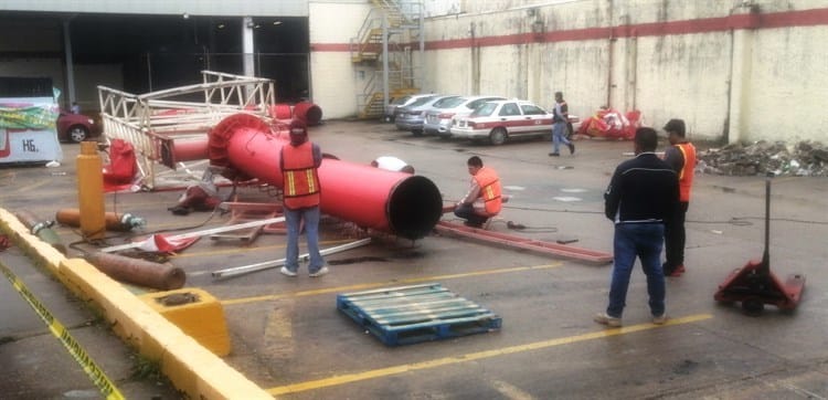 Retirarán estructura de espectacular caído en Coatzacoalcos (+Video)