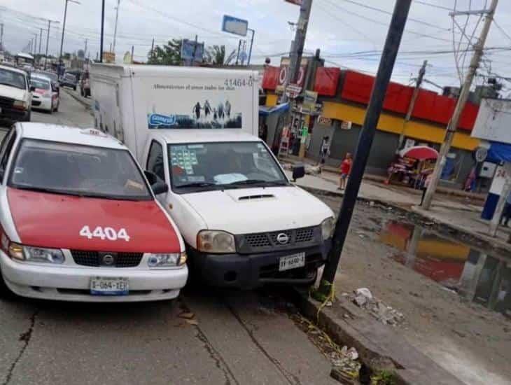 Camioneta y taxi chocan en avenida de Coatzacoalcos