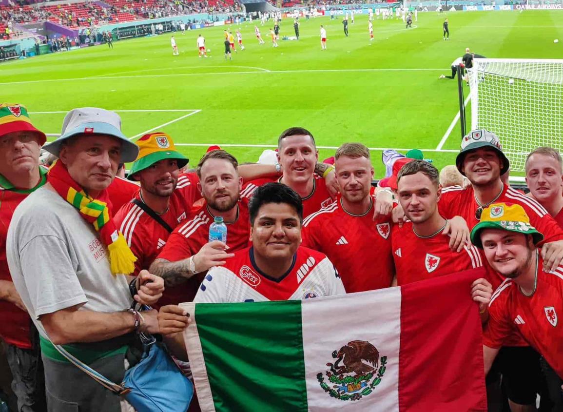 Aficionado de los Tiburones se coló con Gales al Mundial