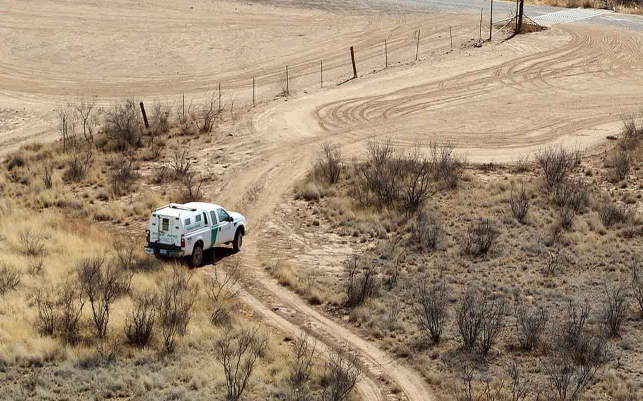 Texas enviará tanques de guerra a frontera con México por “invasión de migrantes”