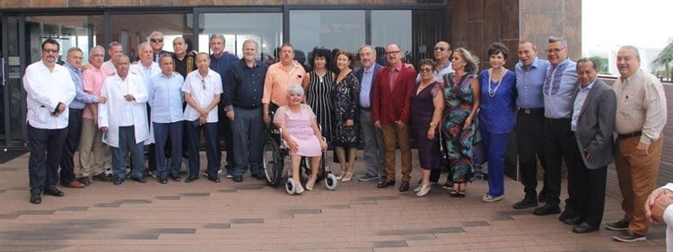 Médicos realizan convivio de celebración por el 43 aniversario de egresados