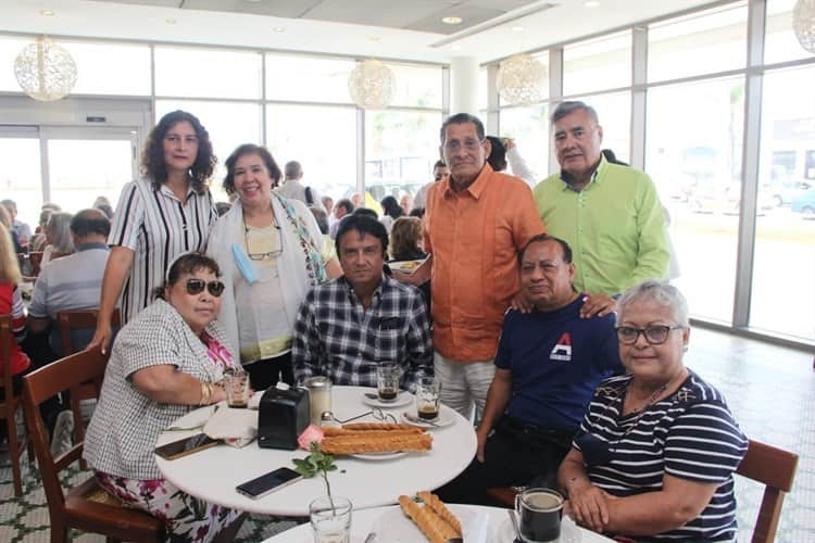 Médicos realizan convivio de celebración por el 43 aniversario de egresados