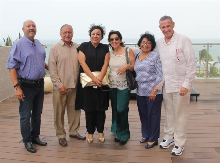 Médicos realizan convivio de celebración por el 43 aniversario de egresados