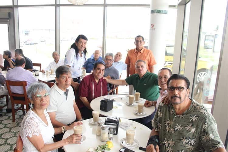 Médicos realizan convivio de celebración por el 43 aniversario de egresados