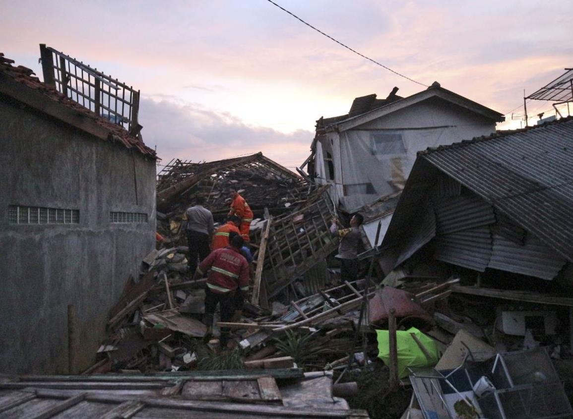 Sismo en Indonesia deja al menos 162 muertos; la mayoría niños