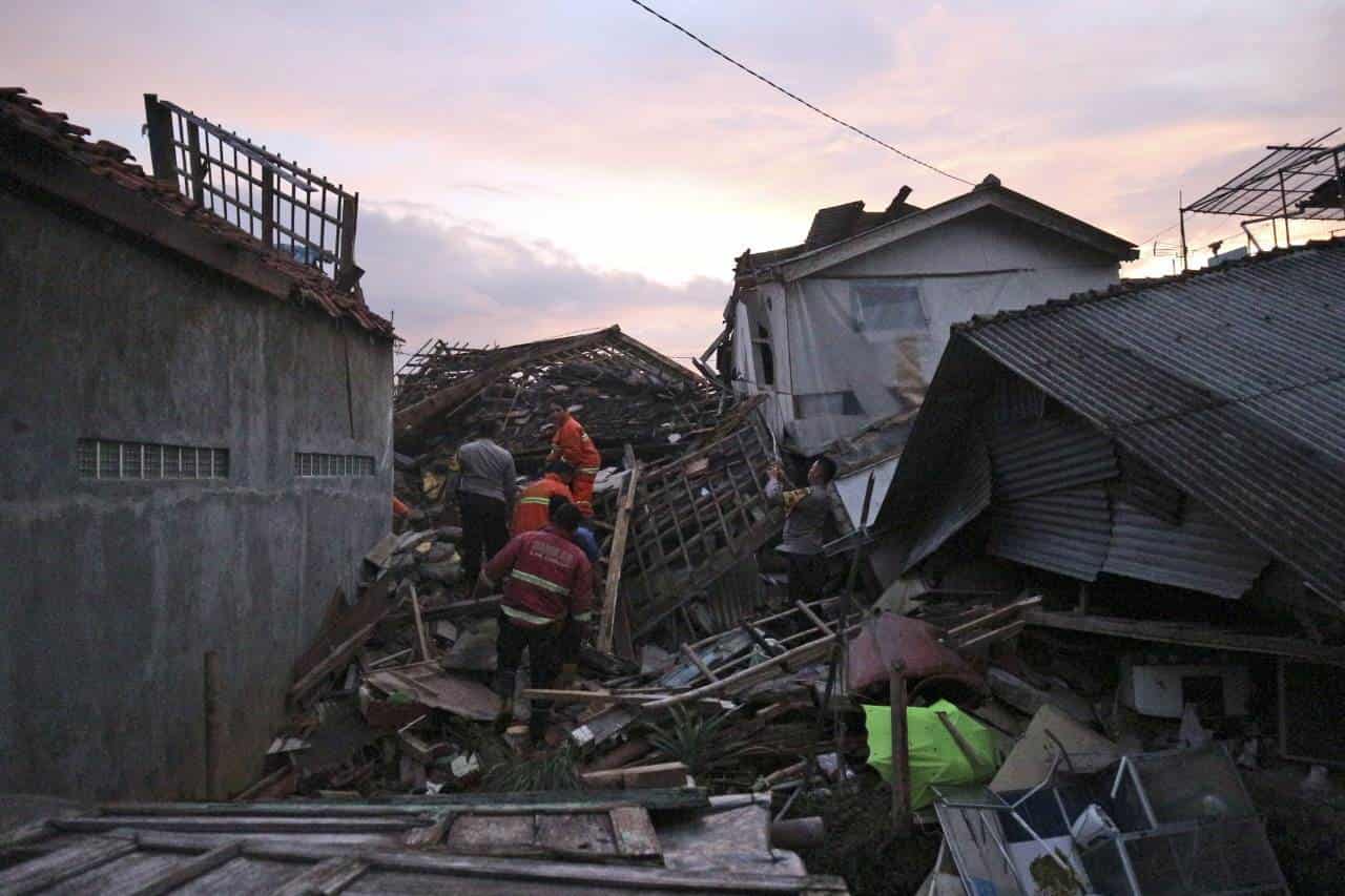 Sismo en Indonesia deja al menos 162 muertos; la mayoría niños