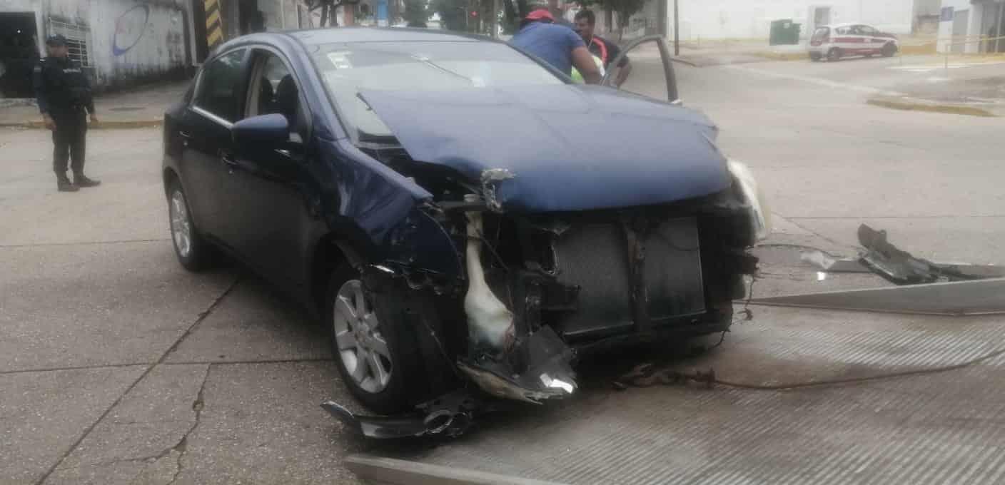 Aparatoso choque entre dos vehículos en el Centro de Coatzacoalcos