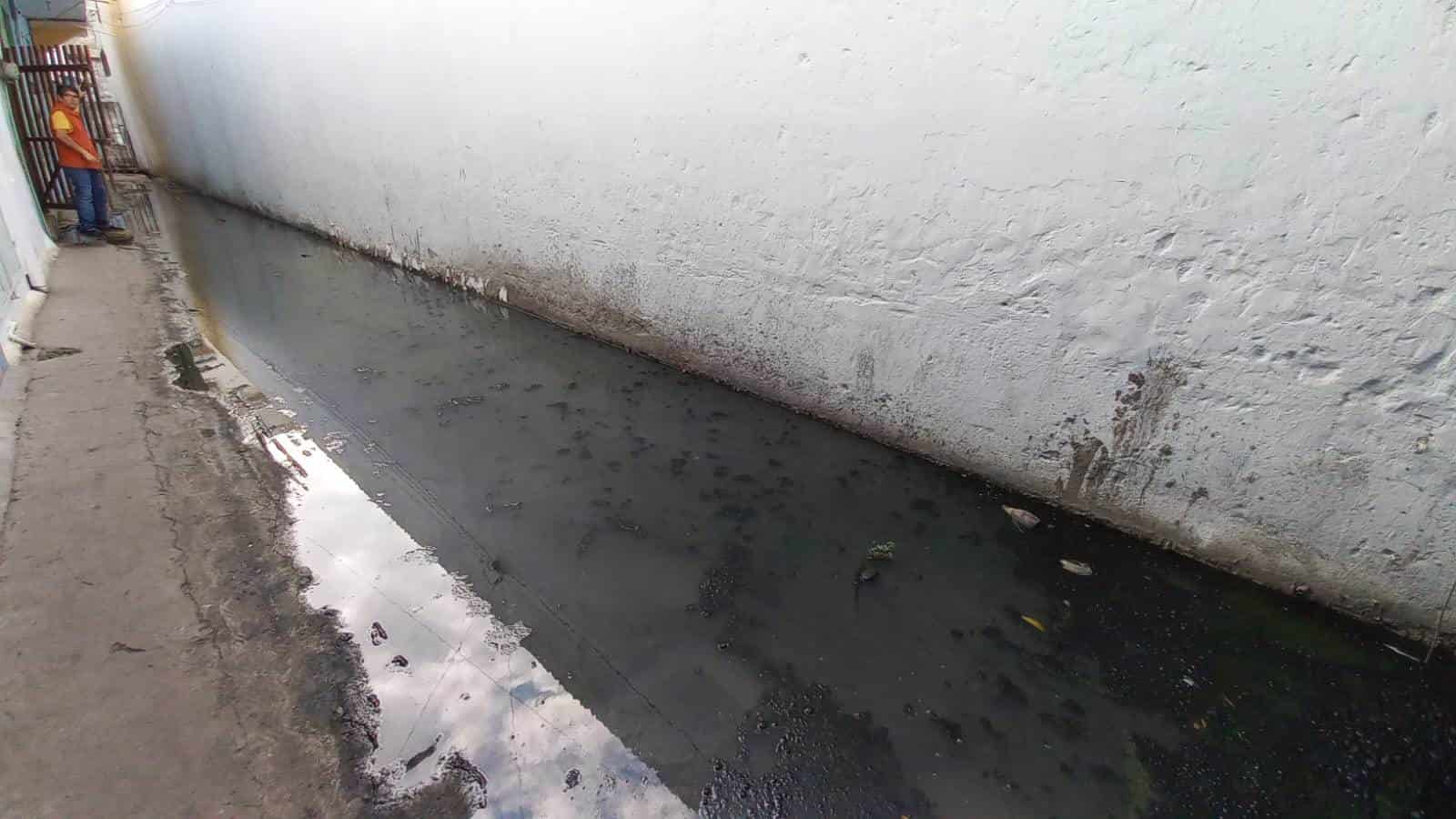 Se quejan por río pestilente en mercado de Varacruz