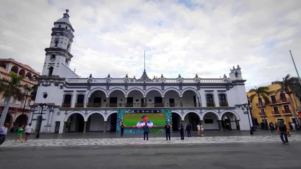 Colocan pantalla gigante para ver el primer partido de México en Qatar 2022 en el Zócalo de Veracruz