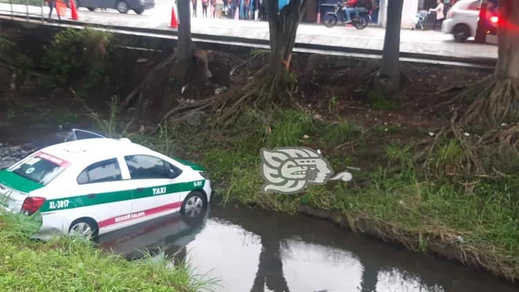 Taxi cayó en un arroyo de aguas negras en La Estanzuela