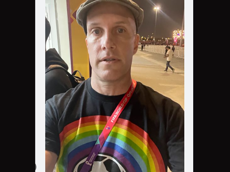 Detienen a periodista que usó playera LGBT+ en Qatar