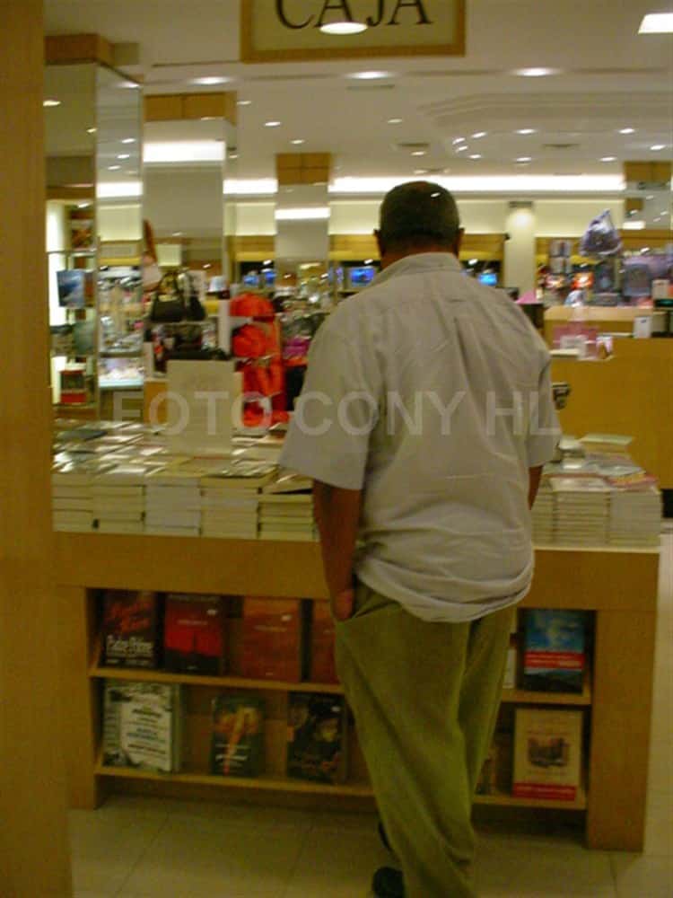 Pablo Milanés visitó Veracruz, cantó y hasta compró libros