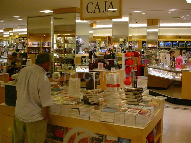 Pablo Milanés visitó Veracruz, cantó y hasta compró libros