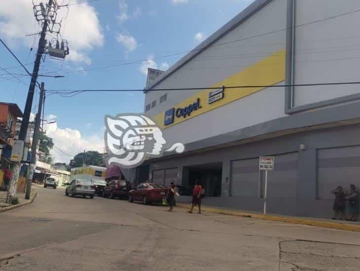 Solitario ladrón roba ropa en tienda Coppel de Nanchital