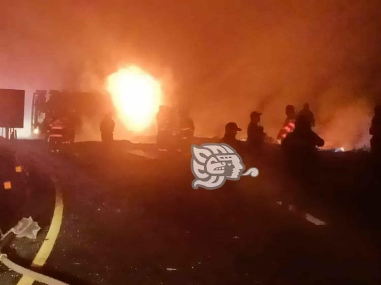 Pierde la vida conductor tras explosión de pipa en el libramiento de Xalapa