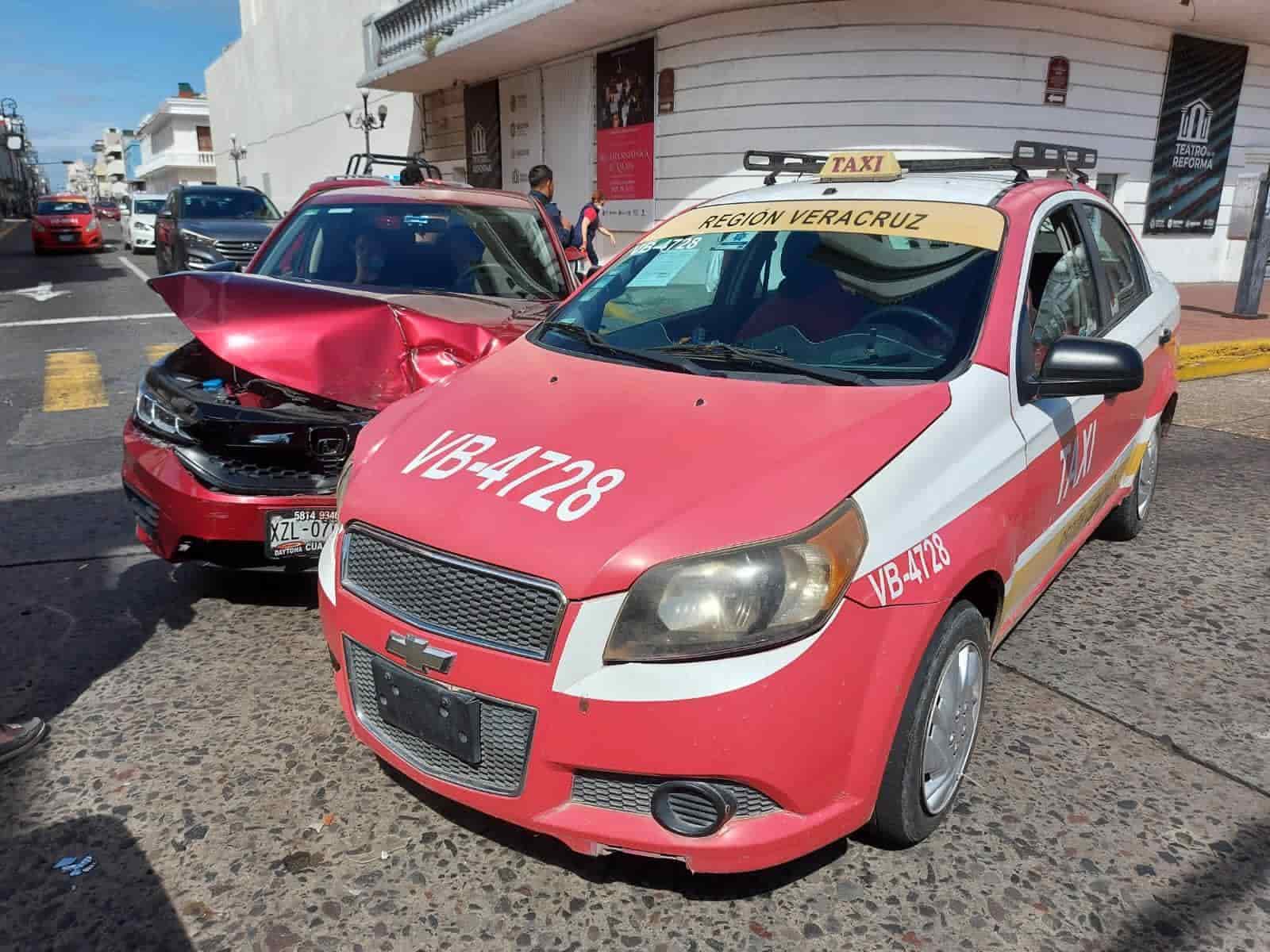 Se cruza el alto y provoca accidente en calles de Veracruz