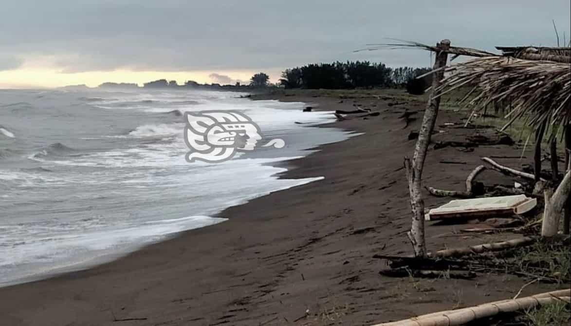 Marejada se llevó al menos una veintena de palapas en playas de Nautla