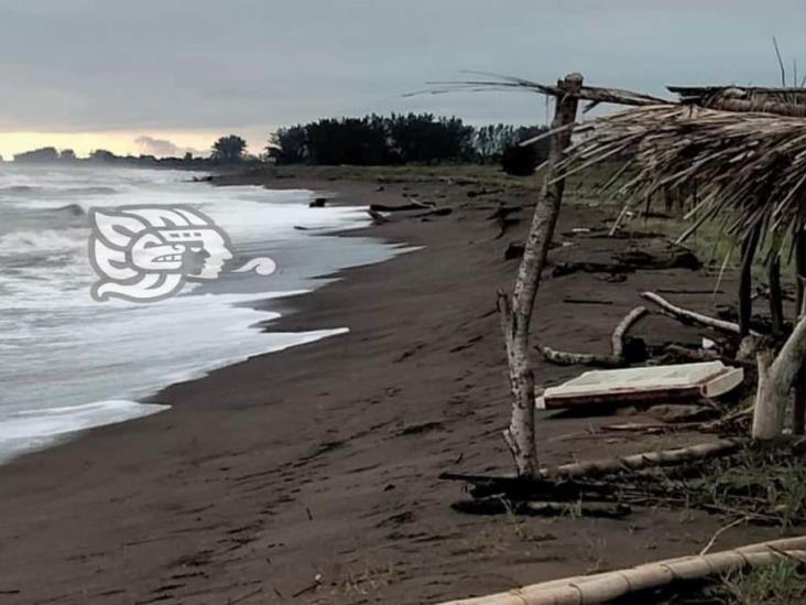 Marejada se llevó al menos una veintena de palapas en playas de Nautla