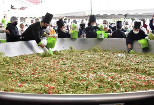 ¿Se te antojó? Rompen en Michoacán récord con el guacamole más grande del mundo