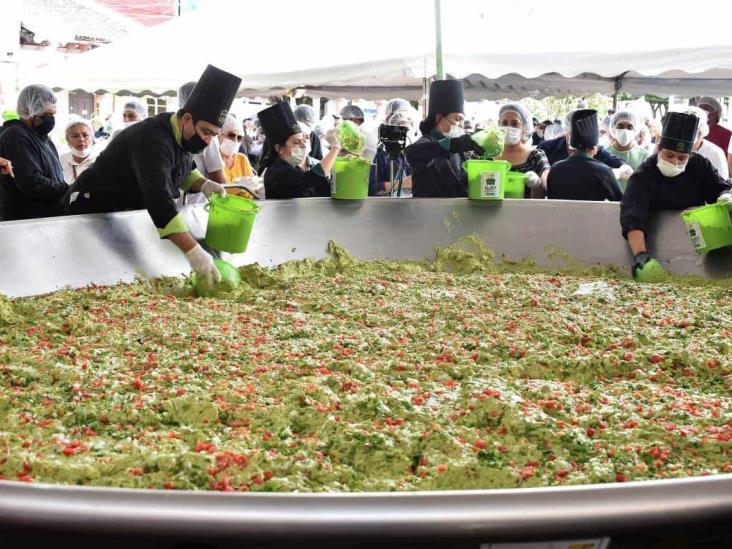 ¿Se te antojó? Rompen en Michoacán récord con el guacamole más grande del mundo